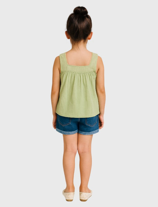 بلوزة بناتي بدون أكمام بخامة قطنية ناعمة وتفاصيل مطرزة